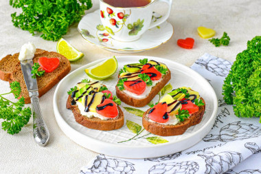 Бутерброды с моцареллой и помидорами