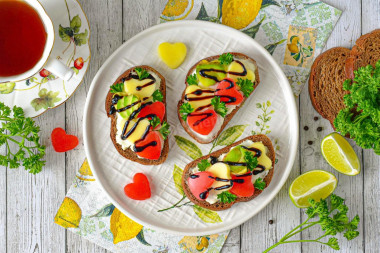 Бутерброды с моцареллой и помидорами