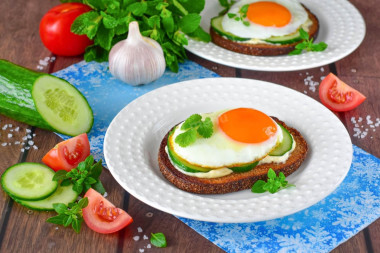 Бутерброд с майонезом и огурцом