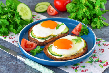 Бутерброд с майонезом и огурцом