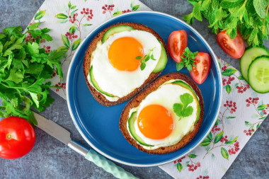 Бутерброд с майонезом и огурцом