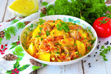 Бигус из свежей капусты с мясом и картошкой
