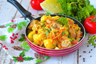 Бигус из свежей капусты с мясом и картошкой