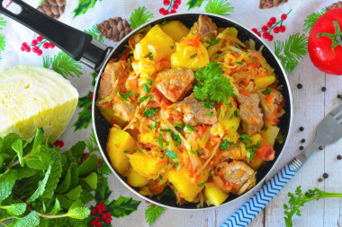Бигус из свежей капусты с мясом и картошкой