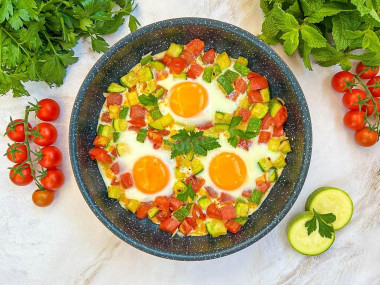 Яичница с кабачками помидорами и яйцом