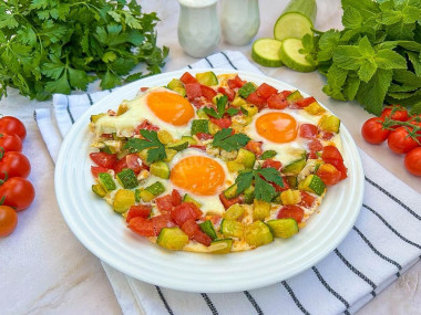 Яичница с кабачками помидорами и яйцом