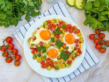 Яичница с кабачками помидорами и яйцом