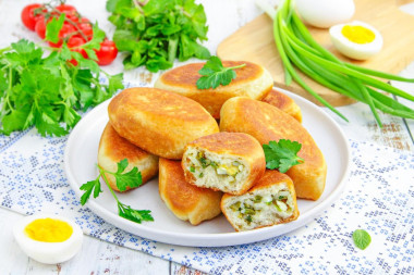 Жареные пирожки с рисом яйцом и зеленым луком