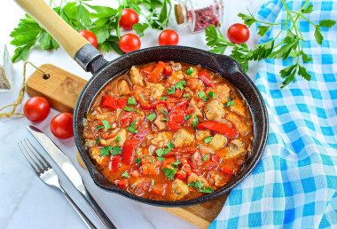 Мясо с перцем болгарским и помидорами