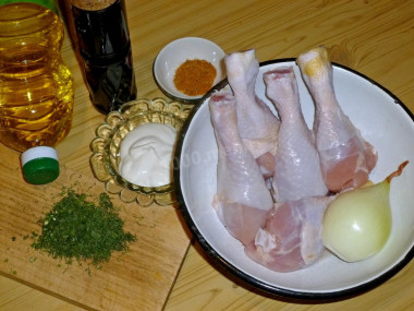 Рецепт - Куриные голени в соево-майонезном маринаде на сковороде - Шаг 1 - Куриные голени моем, лук чистим, укроп измельчаем.