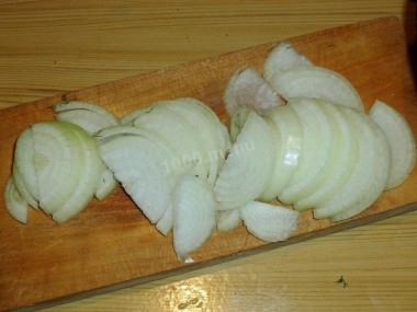 Рецепт - Куриные голени в соево-майонезном маринаде на сковороде - Шаг 2 -  Лук нарезаем не очень тонкими полукольцами.