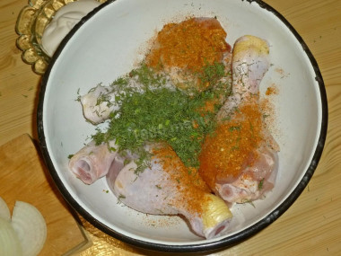 Рецепт - Куриные голени в соево-майонезном маринаде на сковороде - Шаг 3 -  Складываем куриные голени в глубокую емкость, посыпаем специями, измельченным укропом.