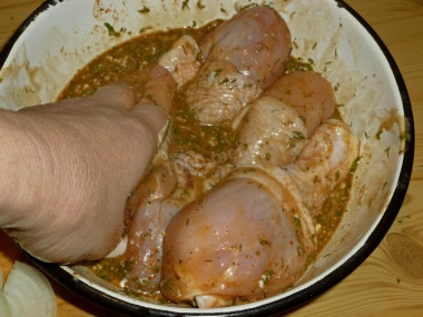 Рецепт - Куриные голени в соево-майонезном маринаде на сковороде - Шаг 5 -  Голени хорошенько перемешиваем руками в соусе со специями и укропом.