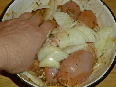 Рецепт - Куриные голени в соево-майонезном маринаде на сковороде - Шаг 6 -  Затем добавляем полукольца лука и  перемешиваем все вместе.