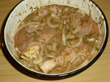 Рецепт - Куриные голени в соево-майонезном маринаде на сковороде - Шаг 7 -  Оставляем куриные голени в соевом соусе со специями и луком на час, прикрыв емкость. Если оставляете на ночь, то емкость с голенями нужно поместить в холодильник.