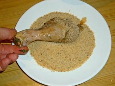 Рецепт - Куриные голени в соево-майонезном маринаде на сковороде - Шаг 8 -  Замаринованные в соусе куриные голени панируем в сухарях. Это нужно для того, чтобы при жарке они не выстреливали.