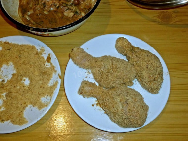 Рецепт - Куриные голени в соево-майонезном маринаде на сковороде - Шаг 9 -  Запанированные голени складываем на тарелку и разогреваем сковороду.