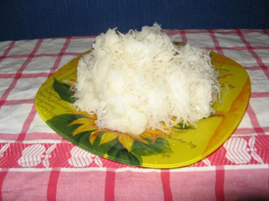 Рецепт - Салат из черной редьки с морковью, яйцами и луком - Шаг 3 -  Беру черную редьку и натираю крупно на терке.