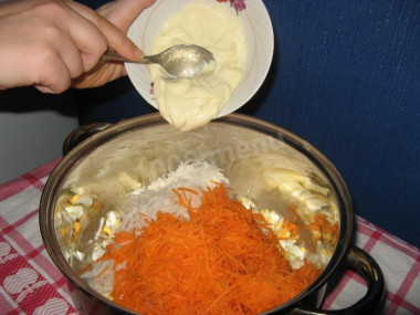 Рецепт - Салат из черной редьки с морковью, яйцами и луком - Шаг 6 -  Заправляю всё майонезом.