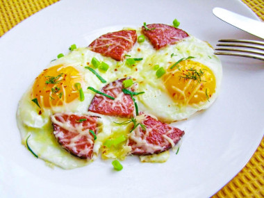 Яичница с колбасой и сыром