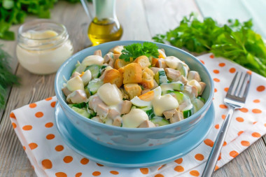 Салат с сухариками и грибами