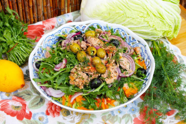 Салат с рукколой и тунцом консервированным