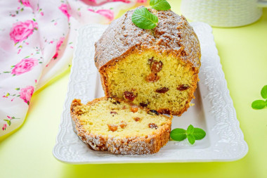 Кекс без кефира и молока с изюмом