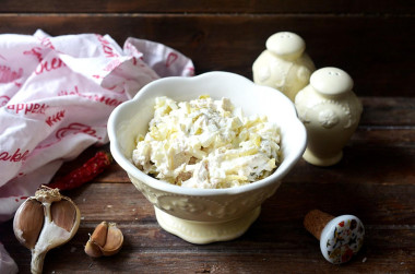 Салат с курицей, сыром и маринованными огурцами