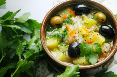 Суп с рисом и оливками