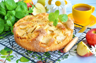 Шарлотка на яйцах с яблоками