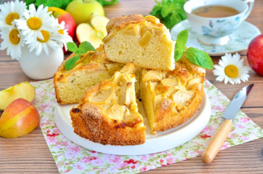 Шарлотка на яйцах с яблоками