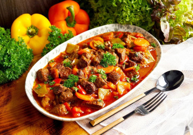 Мясо с стручковой фасолью на сковороде