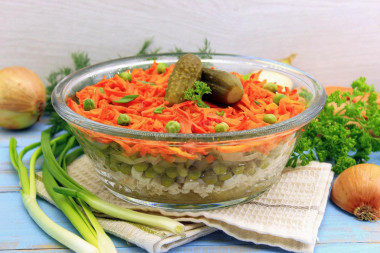 Салат с курицей и солеными огурцами