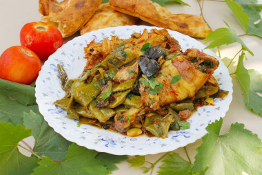 Стручковая фасоль с курицей на костре в казане