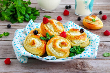 Булочки плюшки с творогом из дрожжевого теста