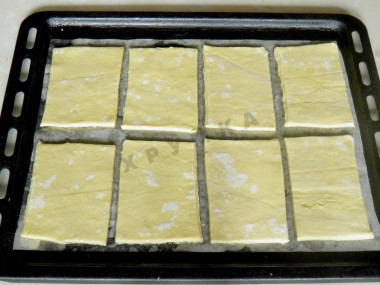 Рецепт - Квадратная пицца с перцем и сыром - Шаг 2 -  Не раскатывая, разрежьте тесто на 8 прямоугольников и выложите на противень смазанный маслом.