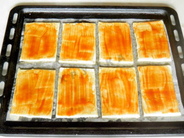 Рецепт - Квадратная пицца с перцем и сыром - Шаг 3 -  Смажьте пиццу соусом.