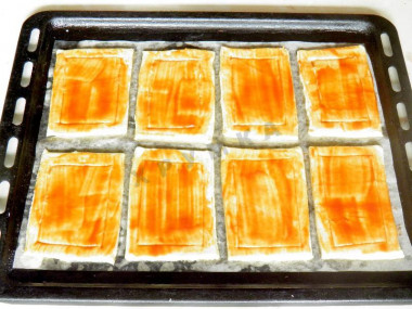 Рецепт - Квадратная пицца с перцем и сыром - Шаг 4 -  Можно нарисовать рамочку ножом. В этом случае, когда пицца остынет, серединка с начинкой немного просядет, и вокруг образуются бортики. Аккуратно! Не прорежьте насквозь! Вообще этот шаг можно пропустить :)