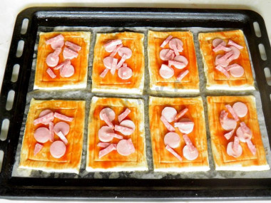 Рецепт - Квадратная пицца с перцем и сыром - Шаг 5 -  Выложите мясную начинку.