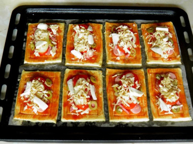 Рецепт - Квадратная пицца с перцем и сыром - Шаг 7 -  Посыпьте натертым сыром, покрошите мягкий сыр (у меня Моцарелла)