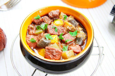 Мясо с баклажанами и кабачками