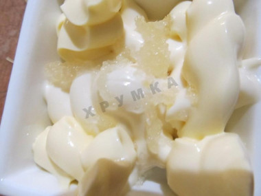 Рецепт - Рулет лавашный с начинкой из томатов и сыра - Шаг 2 -  Майонез смешать с измельченным чесноком и намазать смесью лаваш.