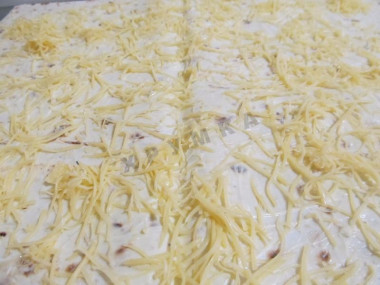 Рецепт - Рулет лавашный с начинкой из томатов и сыра - Шаг 3 -  Посыпать сверху натертым на мелкую терку сыром.