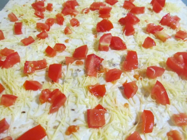 Рецепт - Рулет лавашный с начинкой из томатов и сыра - Шаг 4 -  Посыпать нарезанными на мелкие кубики помидорам.