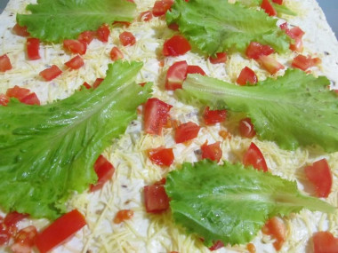 Рецепт - Рулет лавашный с начинкой из томатов и сыра - Шаг 5 -  Выложить листья салата.