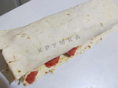 Рецепт - Рулет лавашный с начинкой из томатов и сыра - Шаг 6 -  Скрутить рулет, обернуть пищевой пленкой и положить в холодильник на час, либо в морозилку минут на 20. Затем разрезать на порционные кусочки и подавать к столу:)