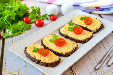Бутерброды с черным хлебом и сыром