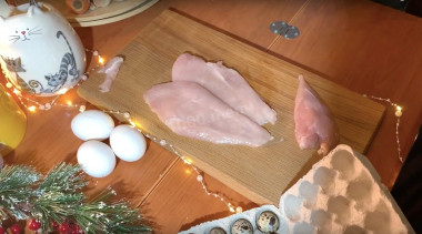 Рецепт - Новогодний салат Мышкин Дом - Шаг 1 - Для начала возьмем куриное филе и разрежем его пополам