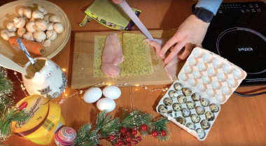 Рецепт - Новогодний салат Мышкин Дом - Шаг 2 -  После того как разрезали, берем пакетики Maggi для жарки и обжариваем филе в них с двух сторон