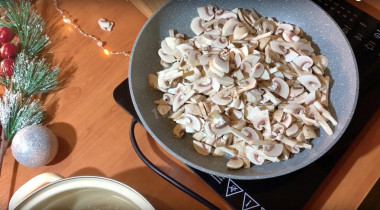 Рецепт - Новогодний салат Мышкин Дом - Шаг 6 -  Тем временем ставим вариться куриные и перепелиные яйца